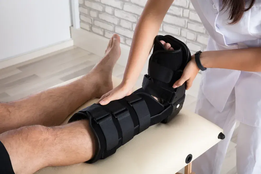 Jak długo trwa rehabilitacja po operacji stawu skokowego? Sprawdź, co wpływa na czas powrotu do zdrowia