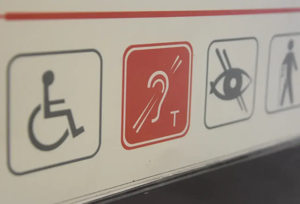 Co oznaczają piktogramy na legitymacji osoby niepełnosprawnej? Poznaj ich znaczenie