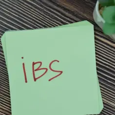 Na zielonej kartce napisano czerwonym flamastrem "ibs". Może to być przypomnienie o konieczności zażycia Auroverin MR.