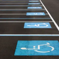 Jak wyrobić kartę parkingową dla niepełnosprawnych - krok po kroku