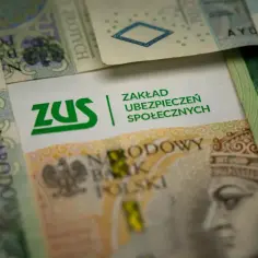ZUS na tle polskich banknotów. Symbolizuje świadczenie rehabilitacyjne po ustaniu zatrudnienia, zapewniając wsparcie finansowe.
