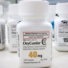 Butelki leku OxyContin 40 mg i 15 mg, leku opioidowego stosowanego w leczeniu bólu.