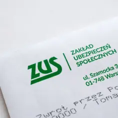 Fragment koperty z zielonym logo ZUS i adresem.