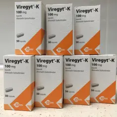 Siedem opakowań leku Viregyt-K, każde zawiera 50 kapsułek z amantadyny chlorowodorkiem.
