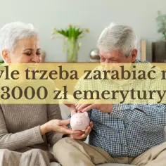 Starsze małżeństwo wkłada monetę do świnki skarbonki.
