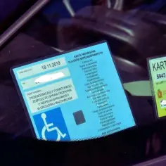 Czy karta parkingowa dla niepełnosprawnych obowiązuje w całej Polsce? Sprawdź różnice!