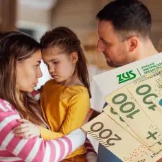 Smutna rodzina z dokumentami ZUS i pieniędzmi. Zapewnienie bytu dziecku po śmierci pracującego rodzica to ważna kwestia.
