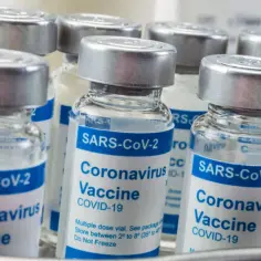 Szczepionki Pfizer w ampułkach, gotowe do ochrony przed COVID-19.