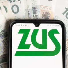 ZUS na ekranie telefonu, otoczony banknotami 100 zł. Czy to szansa na rentę bez lat pracy?