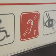 Co oznaczają piktogramy na legitymacji osoby niepełnosprawnej? Poznaj ich znaczenie
