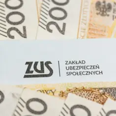 ZUS na tle banknotów 200 zł. Najnowsze wiadomości o emeryturach i rentach.