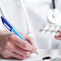 Lekarz przepisuje leki na nerwicę lękową, trzymając blister z tabletkami i pisząc receptę.