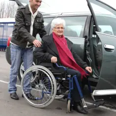 Ile zarabia asystent osoby niepełnosprawnej na godzinę? Zaskakujące stawki!