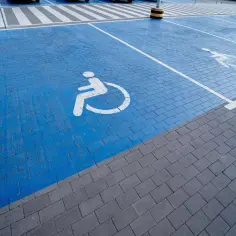 Czy miejsca parkingowe dla niepełnosprawnych są płatne? Sprawdź zasady!