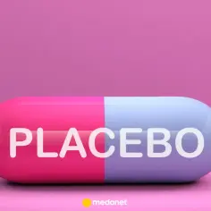 Duża, dwukolorowa kapsułka z napisem PLACEBO na różowym tle.