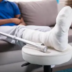 Ile trwa rehabilitacja po złamaniu kości pięty? Sprawdź, co musisz wiedzieć