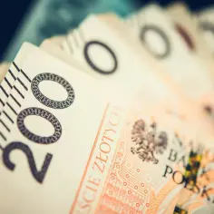 Zbliżenie na banknoty 200 zł z widocznym orłem i napisem "NARODOWY BANK POLSKI".