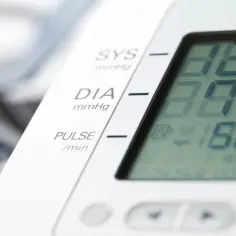 Cyfrowy ciśnieniomierz pokazuje wyniki pomiaru: 188/108 mmHg, tętno 188 uderzeń/min.