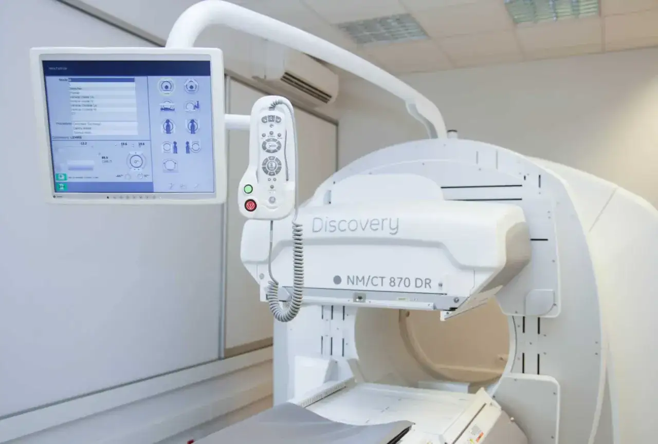 Nowoczesny aparat do scyntygrafii nerek Discovery NM/CT 870 DR w gabinecie diagnostycznym.
