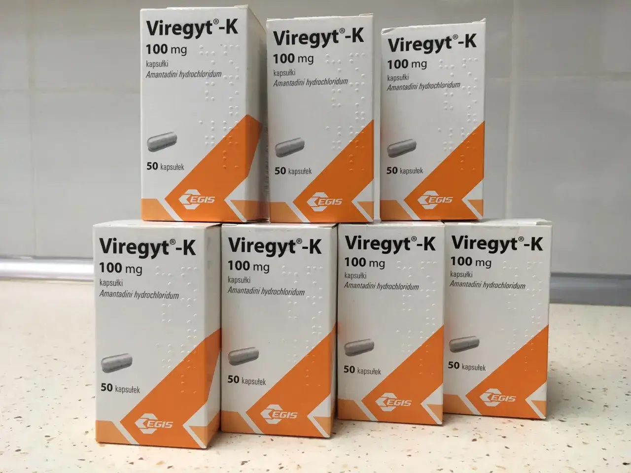Siedem opakowań leku Viregyt-K 100 mg, zawierających 50 kapsułek amantadyny.