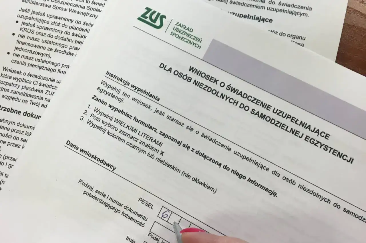 Wniosek o dodatek pielęgnacyjny dla osób niezdolnych do samodzielnej egzystencji. Wypełniany formularz ZUS.
