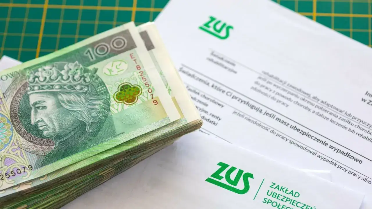 Stos dokumentów ZUS i plik polskich banknotów 100 zł. Czy to wystarczy na najniższą emeryturę w Polsce?