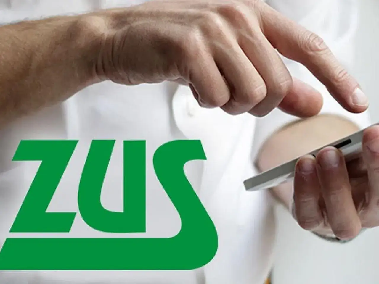Dłonie z telefonem, obok zielone logo ZUS. Czyżby ktoś sprawdzał, czy ma całkowicie niezdolny do pracy przywileje?