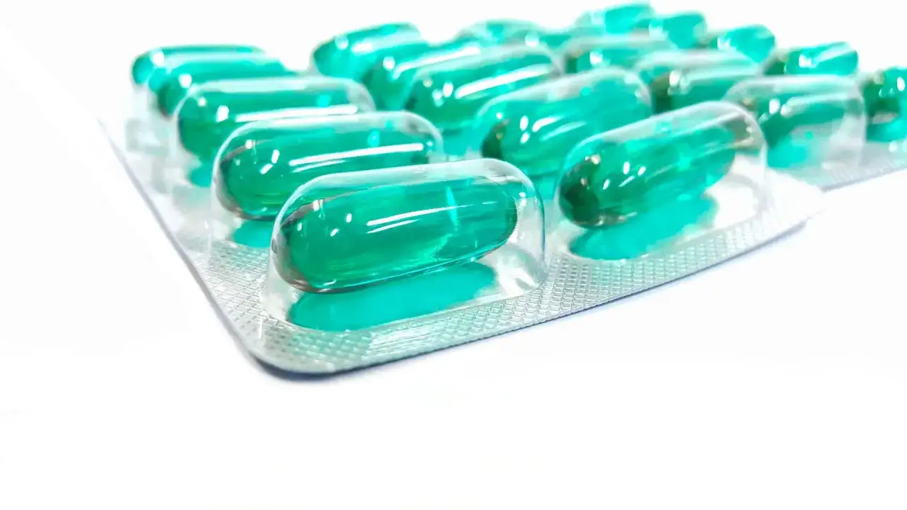 Zielone kapsułki w blistrze. Czy ibuprofen jest szkodliwy? Zawsze czytaj ulotkę.