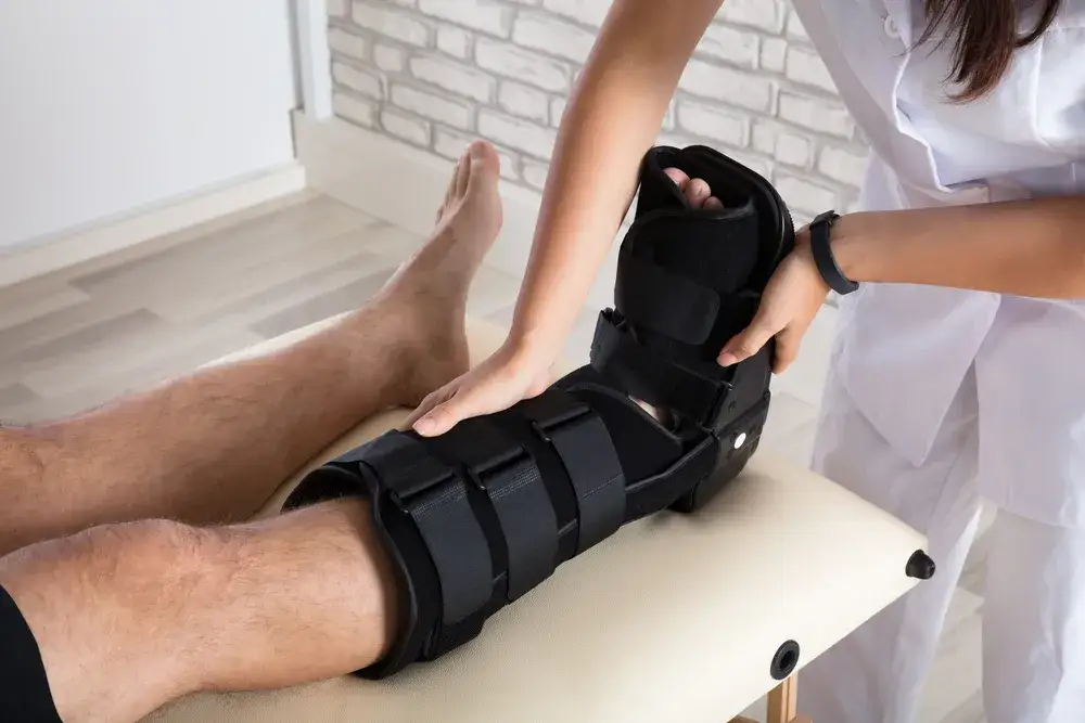 Zdjęcie Ile trwa rehabilitacja po złamaniu kości pięty? Sprawdź, co musisz wiedzieć