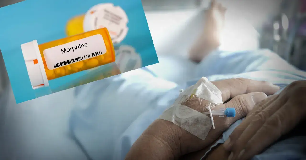 Pojemnik z tabletkami morfiny obok ręki pacjenta w szpitalu, podłączonej do kroplówki.