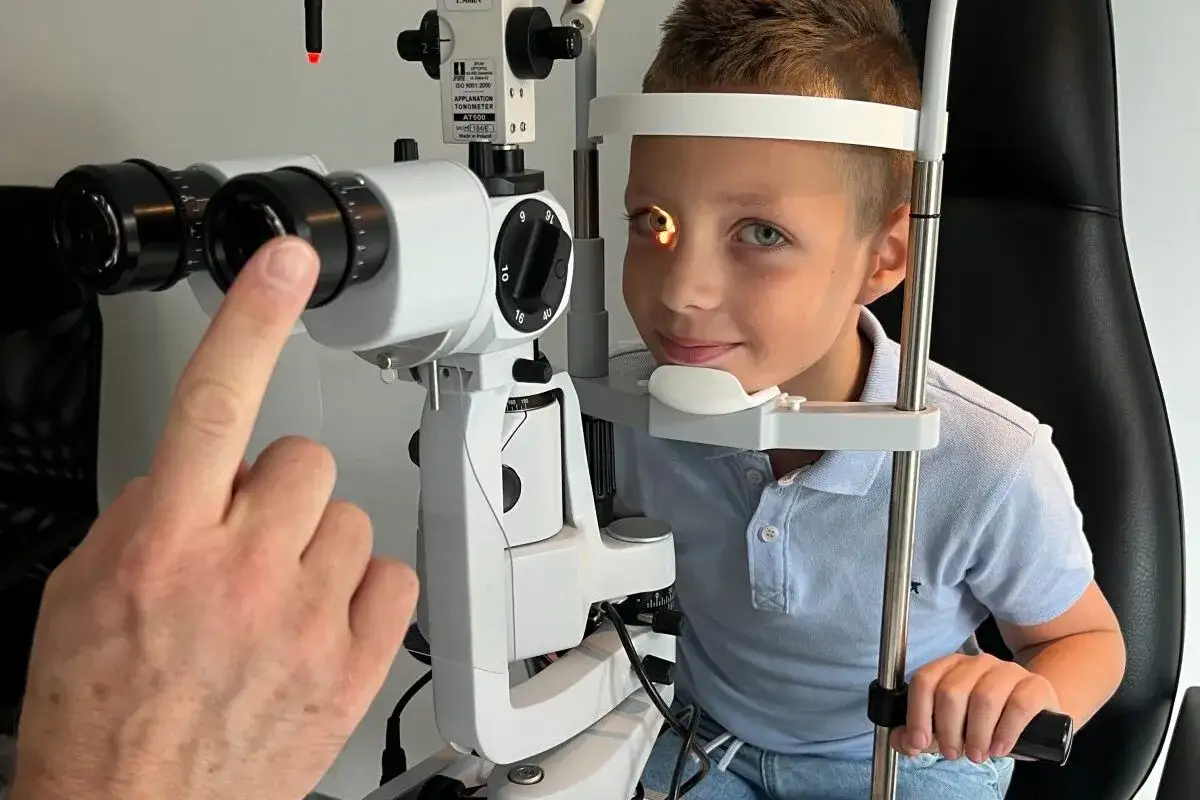 Chłopiec u okulisty. Czy do okulisty potrzebne jest skierowanie? Badanie wzroku u dziecka.