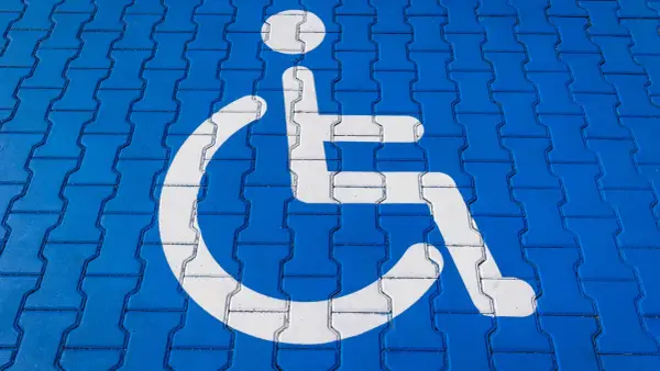 Czy opiekun osoby niepełnosprawnej może korzystać z karty parkingowej? Sprawdź zasady.