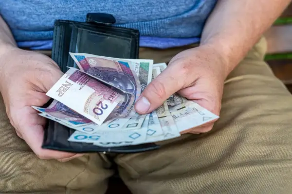 Dodatek pielęgnacyjny czy zasiłek? Różnice, kwoty, jak uzyskać