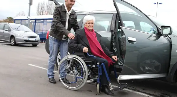 Ile zarabia asystent osoby niepełnosprawnej na godzinę? Zaskakujące stawki!