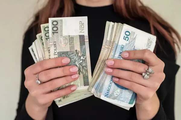 Świadczenie pielęgnacyjne 2026 - Kto dostanie 3386 zł? Zasady i wniosek