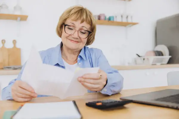 Emeryt pracuje - jak przeliczyć świadczenie i uniknąć błędów?